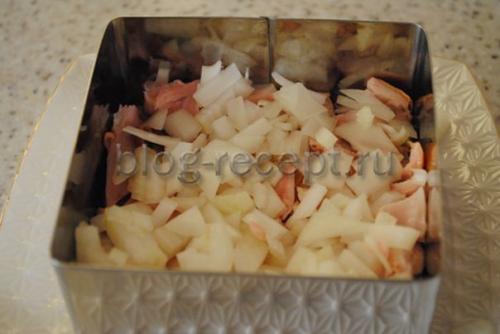 Салат слоеный с копченой курицей. Ингредиенты на 4 порции: