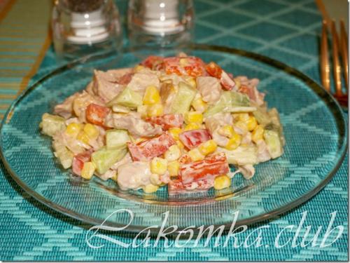 Салат с копченой курицей болгарским перцем и сыром. Салат с копченой курицей и болгарским перцем