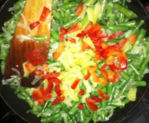 Курица со стручковой фасолью и рисом. Курица с зеленой фасолью и рисом.