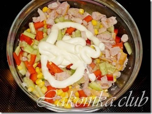 Салат с копченой курицей болгарским перцем и сыром. Салат с копченой курицей и болгарским перцем