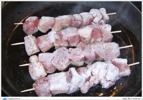 Шашлык в сковороде в духовке. Шашлык  на  сковородке.