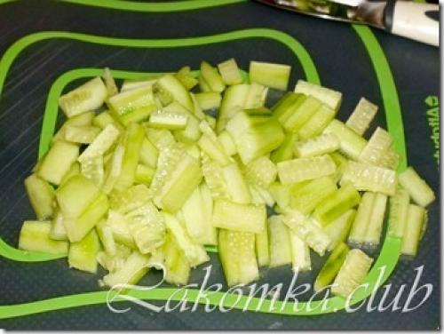 Салат с копченой курицей болгарским перцем и сыром. Салат с копченой курицей и болгарским перцем