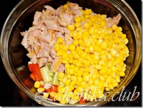 Салат с копченой курицей болгарским перцем и сыром. Салат с копченой курицей и болгарским перцем