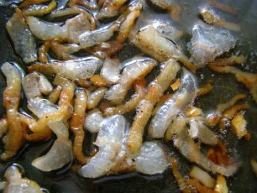 Жареная картошка с салом и грибами. Как вкусно и быстро пожарить хрустящую картошку с грибами – секреты приготовления