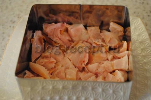 Салат слоеный с копченой курицей. Ингредиенты на 4 порции: