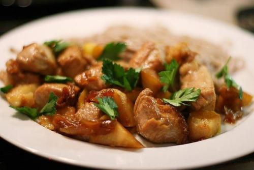 Тушеное филе индейки с яблоками и черносливом 04