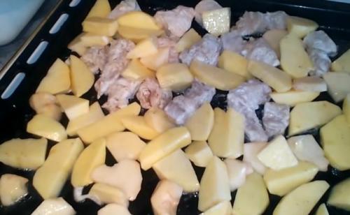 Запеченная картошка с мясом в духовке. Как приготовить свинину с картошкой в духовке
