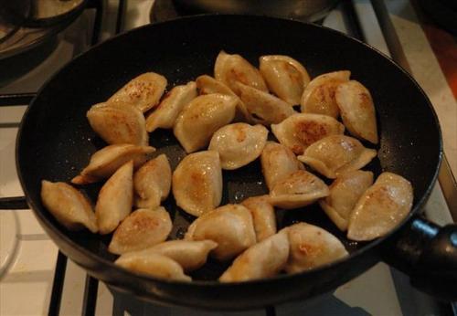 Варено жареные пельмени. Как правильно жарить пельмени на сковороде?