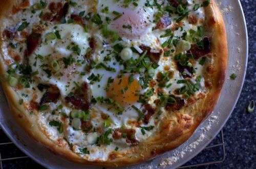 Пицца с луком сыром и колбасой. Пицца с колбасой и луком 32 Пицца с луком сыром и колбасой. Пицца с колбасой и луком 32