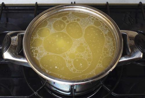 Как варить рассольник. Как приготовить рассольник с перловкой и солеными огурцами — классический рецепт рассольника из говядины с пошаговыми фото