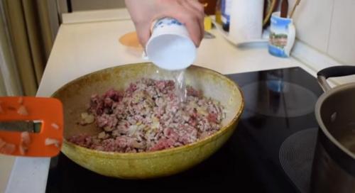 Запеканка из макарон, как в детском саду с фаршем. Запеканка с мясным фаршем Рецепт запеканки из макарон, как в детском саду можно разнообразить и сделать блюдо не сладким, а соленым. Творог здесь не используется. Запеканка совмещает в себе и гарнир, и мя 02