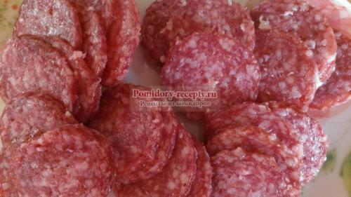 Пицца с луком сыром и колбасой. Пицца с колбасой и луком 15 Пицца с луком сыром и колбасой. Пицца с колбасой и луком 15