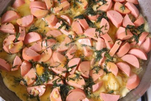 Жареная картошка с сосисками и сыром. Ленивая пицца: жареная картошка с сосисками под омлетом и сыром