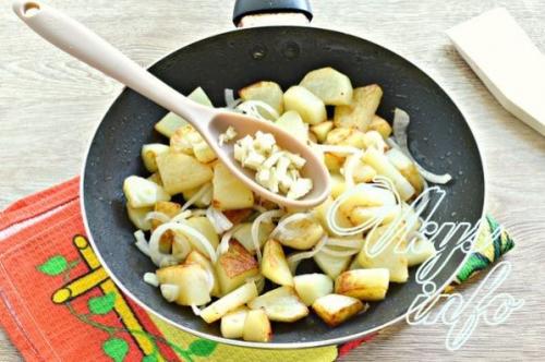 Картошка жареная с сыром и яйцом. Жареная картошка с яйцом 09