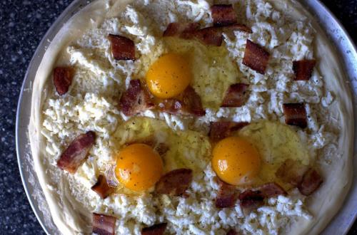 Пицца с луком сыром и колбасой. Пицца с колбасой и луком 31 Пицца с луком сыром и колбасой. Пицца с колбасой и луком 31