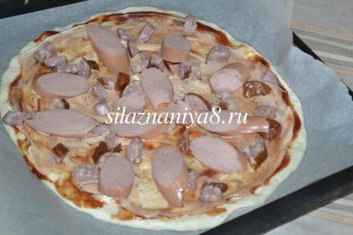 Пицца с луком сыром и колбасой. Пицца с колбасой и луком 10 Пицца с луком сыром и колбасой. Пицца с колбасой и луком 10