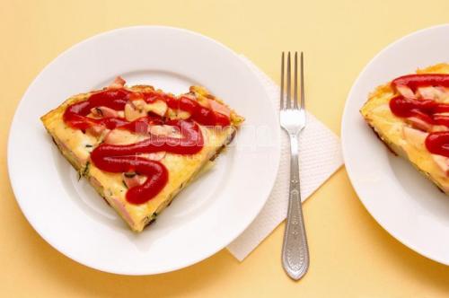 Жареная картошка с сосисками и сыром. Ленивая пицца: жареная картошка с сосисками под омлетом и сыром