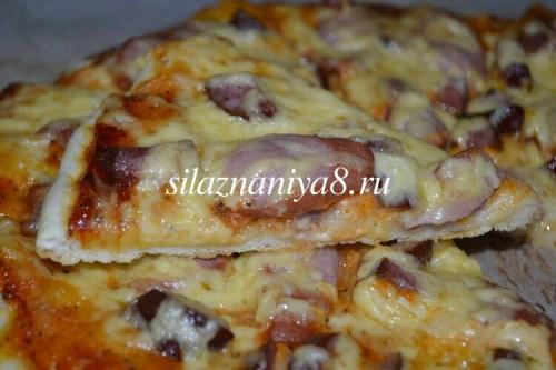 Пицца с луком сыром и колбасой. Пицца с колбасой и луком 01 Пицца с луком сыром и колбасой. Пицца с колбасой и луком 01