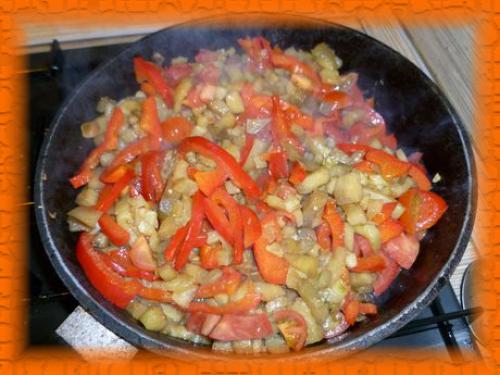 Баклажаны с помидорами и сыром на сковороде. Рецепт 5: жареные баклажаны с перцем помидорами (пошагово)