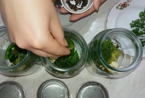 Консервация огурцов в литровых банках без стерилизации. Консервирование огурцов в литровых банках