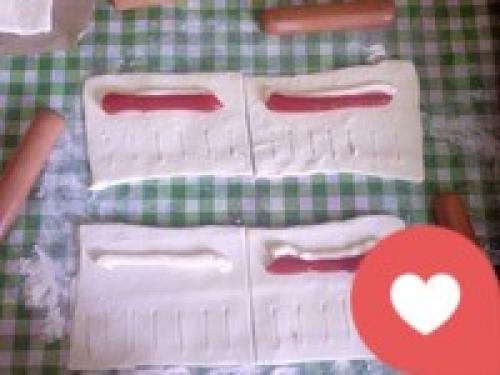 Сосиска в тесте с кетчупом и майонезом. Сосиски в тесте с кетчупом и майонезом 04