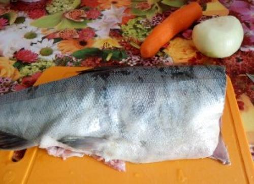 Тушеный лосось с овощами. Лосось по-монастырски