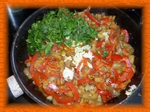 Баклажаны с помидорами и сыром на сковороде. Рецепт 5: жареные баклажаны с перцем помидорами (пошагово)