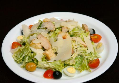 Салат Цезарь рецепт простой без курицы. Рецепт салата Цезарь с курицей и сухариками