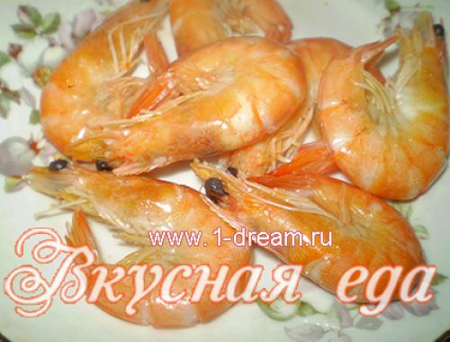 Салат с креветками грейпфрутом и сыром.