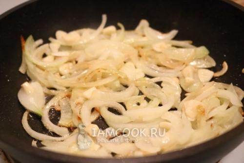 Пельмени с яйцами на сковороде. 