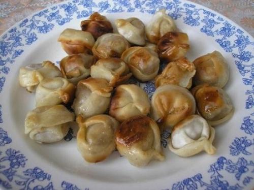 Жареные пельмени с чесноком. Жареные пельмени на сковороде | с сыром