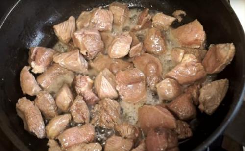 Сочная свинина с картошкой в духовке. Картошка в горшочках со свининой в духовке по-домашнему