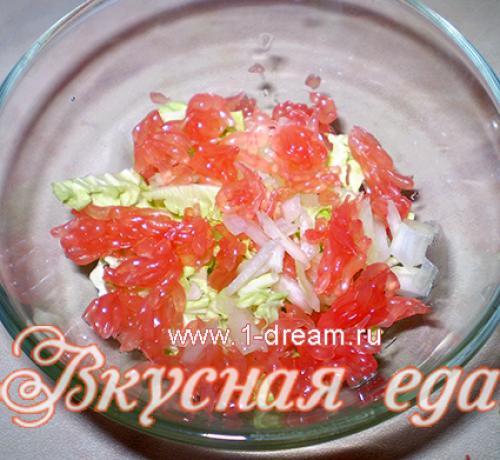 Салат с креветками грейпфрутом и сыром.