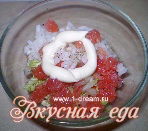 Салат с креветками грейпфрутом и сыром.