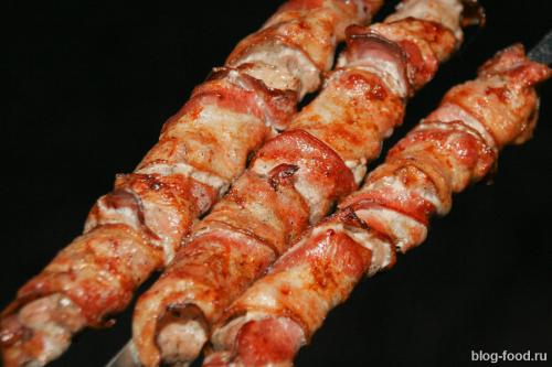 Шашлык рулетики с беконом. Шашлык в беконе
