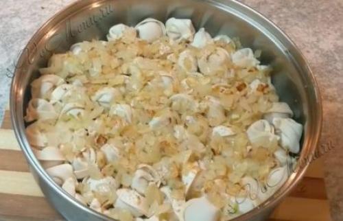 Пельмени с яйцами на сковороде. 16