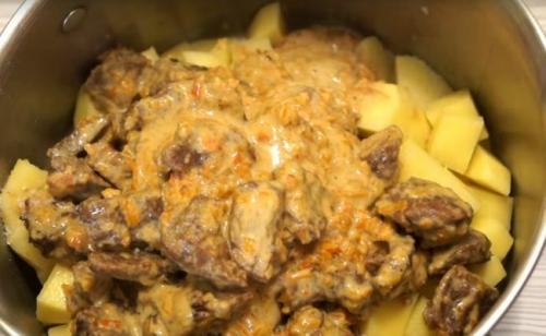 Сочная свинина с картошкой в духовке. Картошка в горшочках со свининой в духовке по-домашнему
