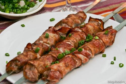 Шашлык рулетики с беконом. Шашлык в беконе