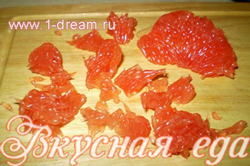 Салат с креветками грейпфрутом и сыром.