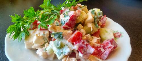 Салат курица болгарский перец помидор сыр. Простой салат с куриной грудкой помидорами и перцем