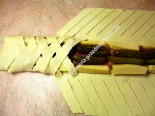 Пирог косичка из слоеного теста. Пирог из слоеного теста с курицей