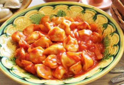 Жареные пельмени с помидорами и луком. Сытное домашнее блюдо: пельмени с помидорами и сыром на сковороде