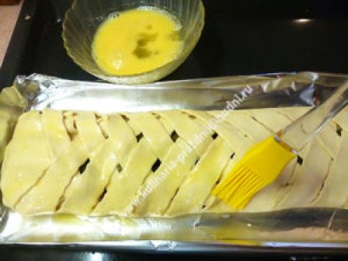 Пирог косичка из слоеного теста. Пирог из слоеного теста с курицей