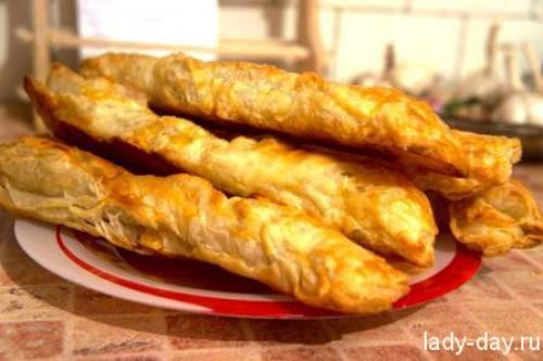 Косичка из слоеного теста с сыром. Великолепные слоеные косички с курицей и сыром