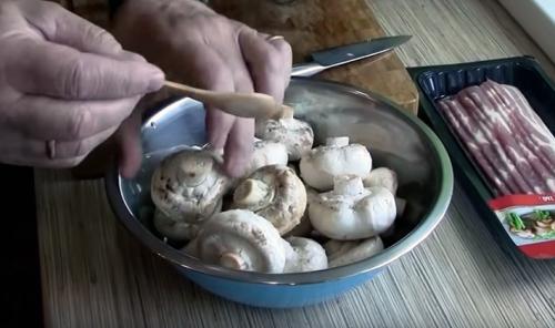 Рецепты блюд с беконом и грибами. Шампиньоны с беконом: рецепты изысканных блюд