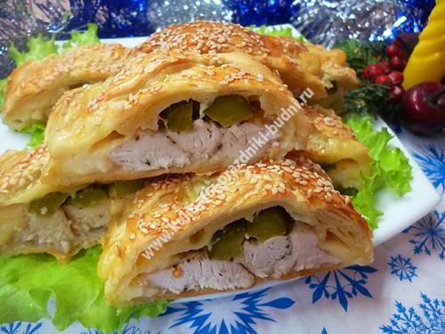 Пирог косичка из слоеного теста. Пирог из слоеного теста с курицей
