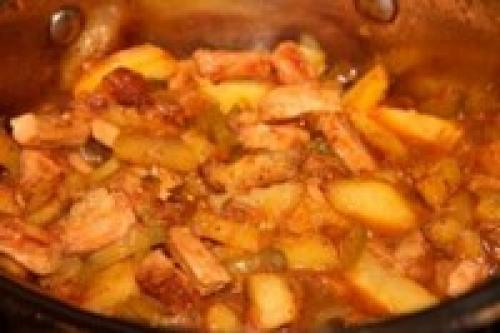 Азу с солеными огурцами. Азу из свинины с солеными огурцами и картофелем