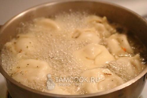 Жареные пельмени с яйцом. 