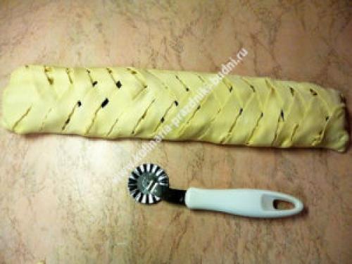 Пирог косичка из слоеного теста. Пирог из слоеного теста с курицей