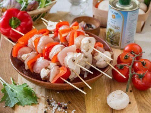 Шашлык из курицы в духовке на решетке. Куриные шашлычки, запеченные в духовке с овощами